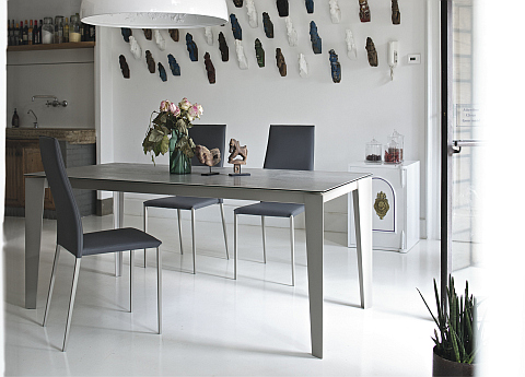 Cruz dining table