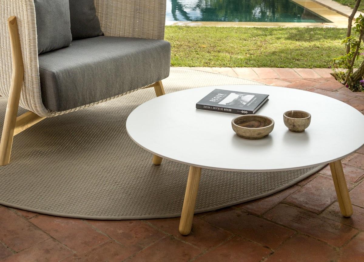 Small Round Coffee Table : 36 Mid Century Modern Coffee Tables That Steal Centre Stage - Do you need a round coffee table?