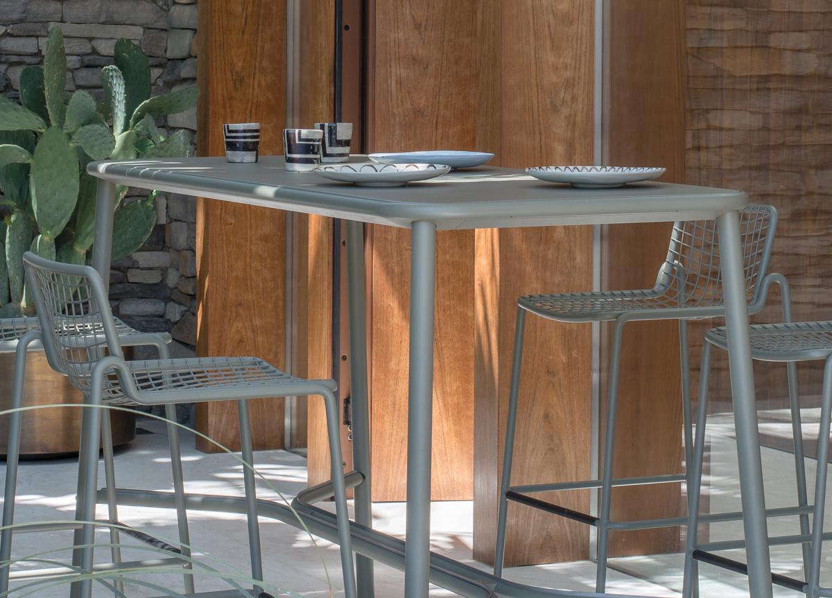 Emu Yard Garden Bar Table